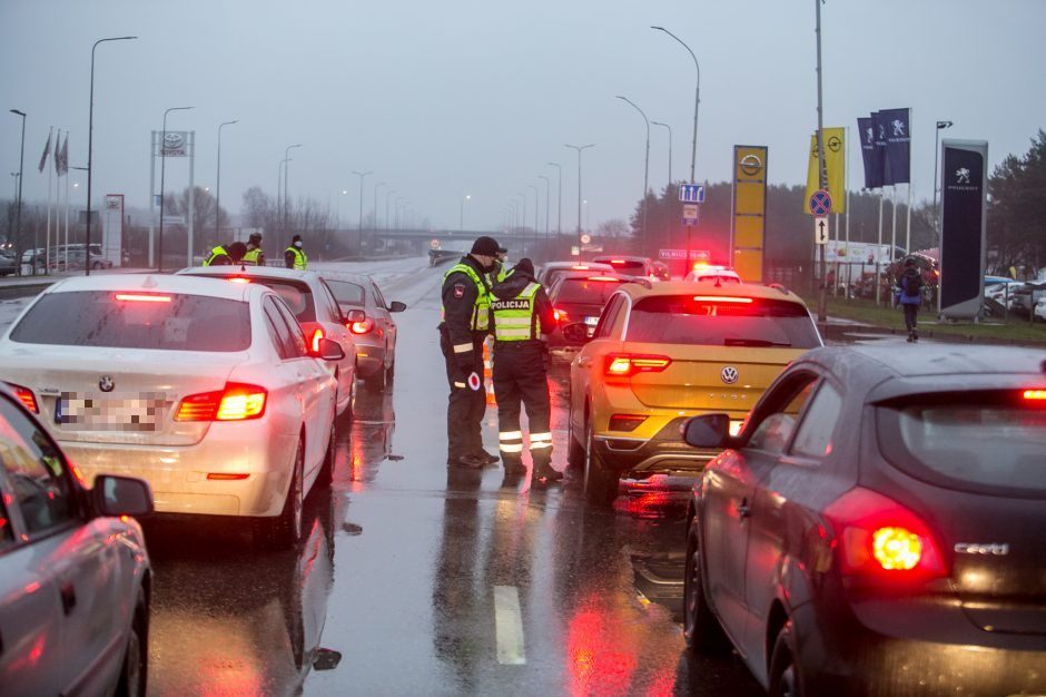 Ribojimai nė motais: per Kūčias patikros postuose apgręžta beveik 3,5 tūkst. automobilių