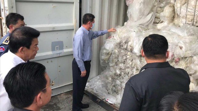 Kambodžą pasiekė 1600 tonų atliekų: tai – įžeidimas, šalis imasi atsakomųjų veiksmų