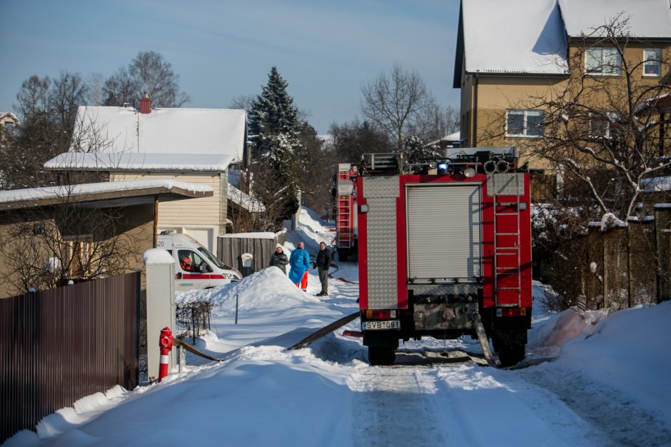 Specialiųjų tarnybų sujudimas Kaune: mediniame name kilo gaisras