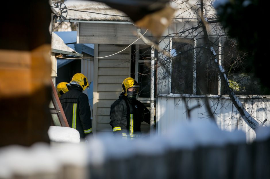 Specialiųjų tarnybų sujudimas Kaune: mediniame name kilo gaisras