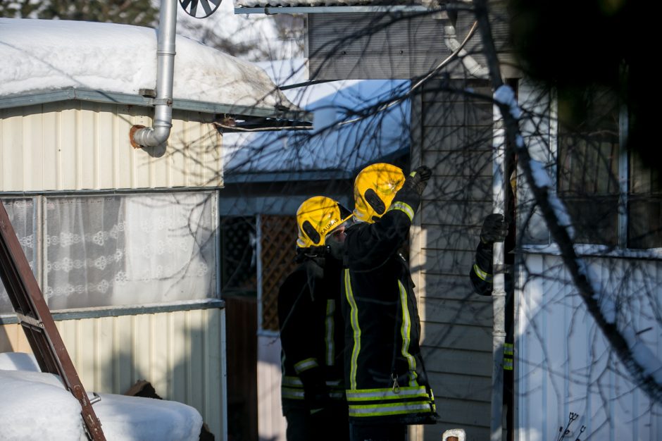 Specialiųjų tarnybų sujudimas Kaune: mediniame name kilo gaisras