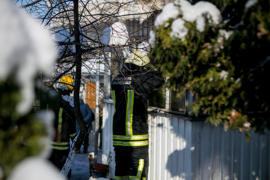 Specialiųjų tarnybų sujudimas Kaune: mediniame name kilo gaisras