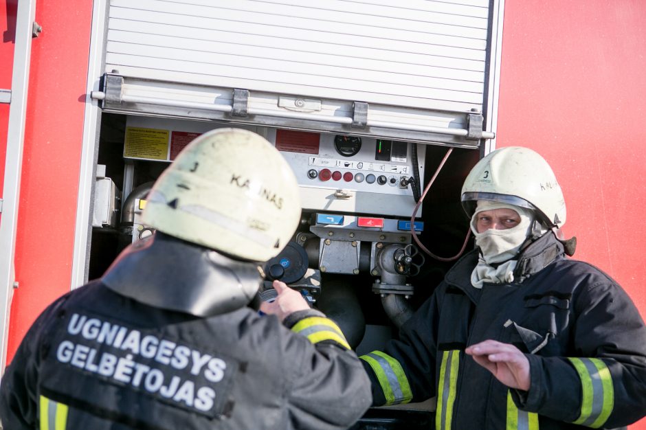 Specialiųjų tarnybų sujudimas Kaune: mediniame name kilo gaisras