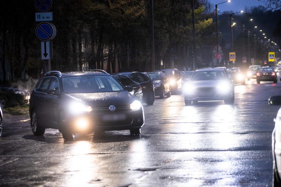 Prie mokyklos gyvenanti kaunietė netveria pykčiu dėl chaoso: tėvai atvažiuoja ir laukia savo pupulių