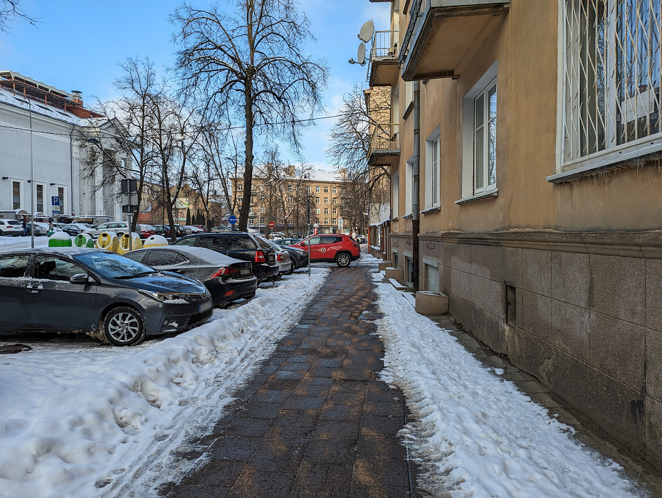 Supykdė ant šaligatvio stovintis Vilniaus „Ryto“ automobilis: į pergales prieš pėsčiuosius?