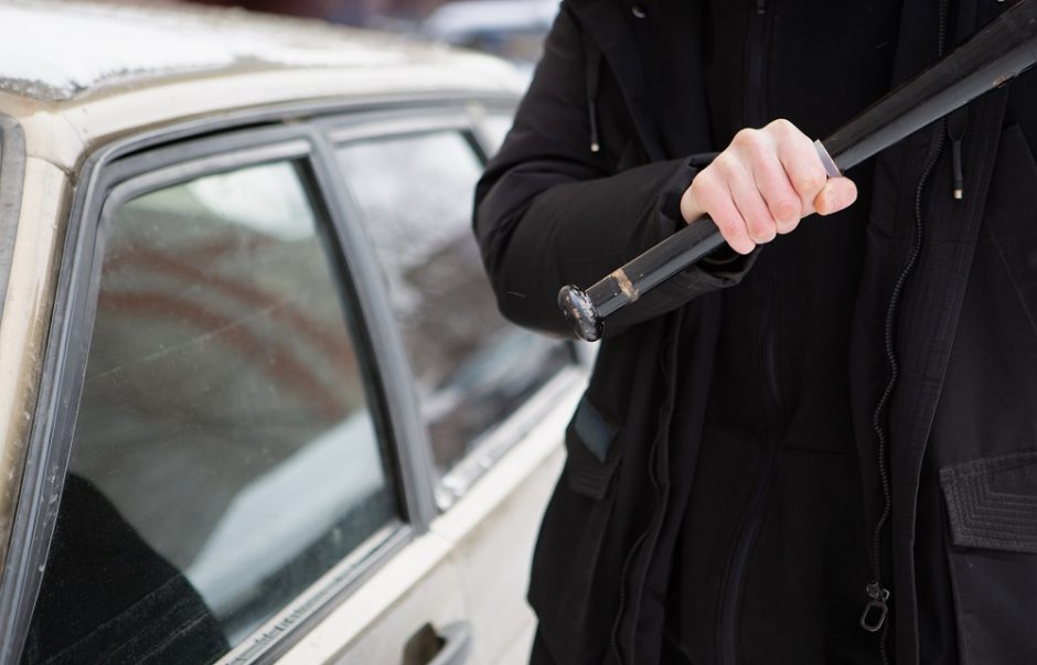 Policija ieško liudininkų: sostinėje per naktį apgadinta keturiolika automobilių