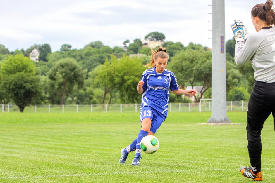 Jaunosios futbolo trenerės griauna stereotipus apie vyrišką sportą