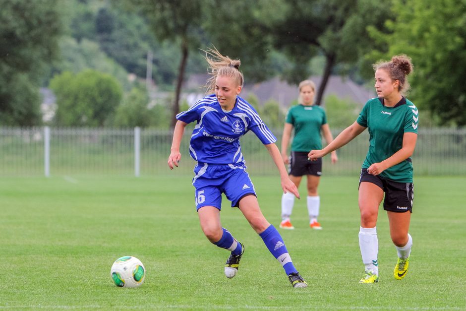 Jaunosios futbolo trenerės griauna stereotipus apie vyrišką sportą