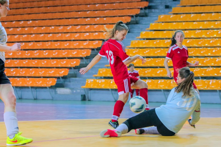 Jaunosios futbolo trenerės griauna stereotipus apie vyrišką sportą