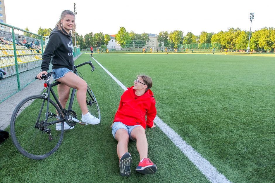 Jaunosios futbolo trenerės griauna stereotipus apie vyrišką sportą