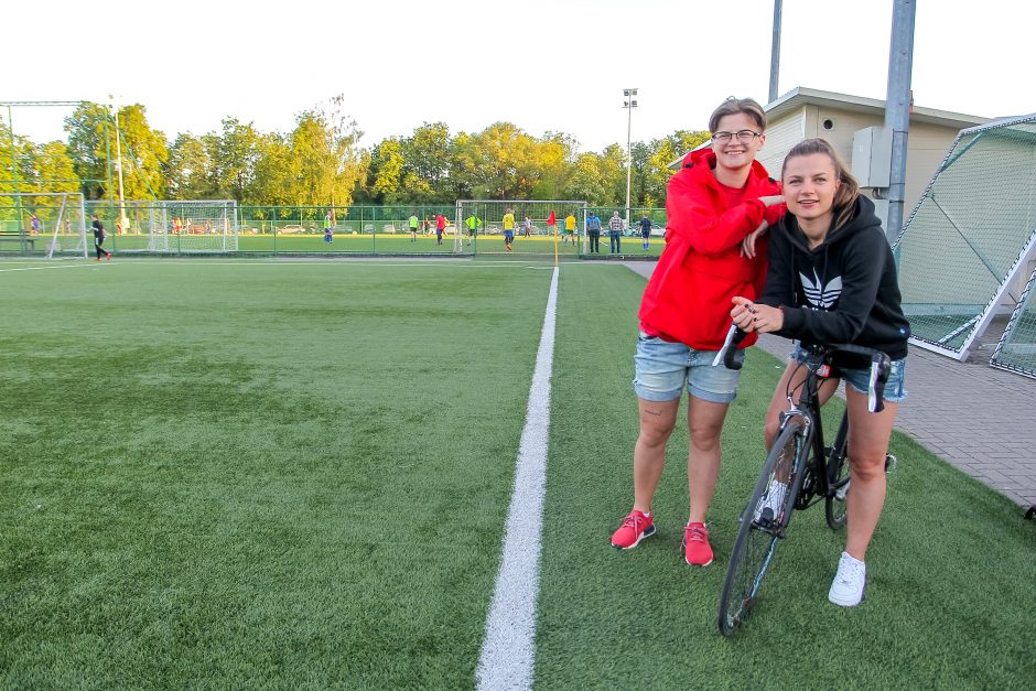 Jaunosios futbolo trenerės griauna stereotipus apie vyrišką sportą