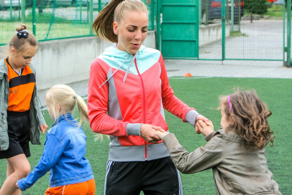 Jaunosios futbolo trenerės griauna stereotipus apie vyrišką sportą