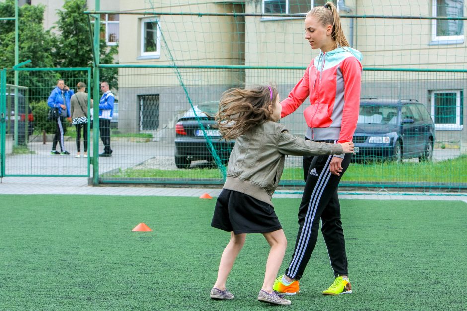 Jaunosios futbolo trenerės griauna stereotipus apie vyrišką sportą