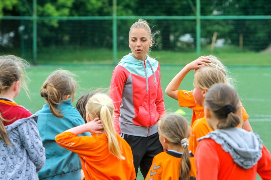 Jaunosios futbolo trenerės griauna stereotipus apie vyrišką sportą