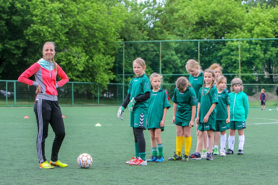 Jaunosios futbolo trenerės griauna stereotipus apie vyrišką sportą