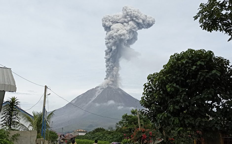 Indonezijoje iš Sinabungo ugnikalnio išsiveržė pelenų stulpas