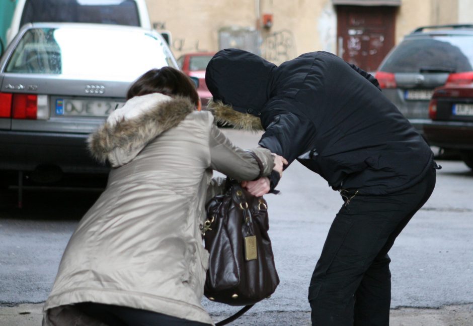 Vilniuje – moters ir užpuoliko grumtynės: vyras grasino ir reikalavo pinigų