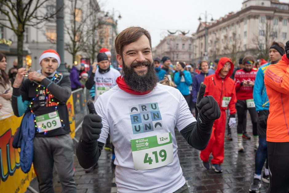 Vilniuje surengtame šventiškame bėgime gera nuotaika dalijosi šimtai pasipuošusių bėgikų