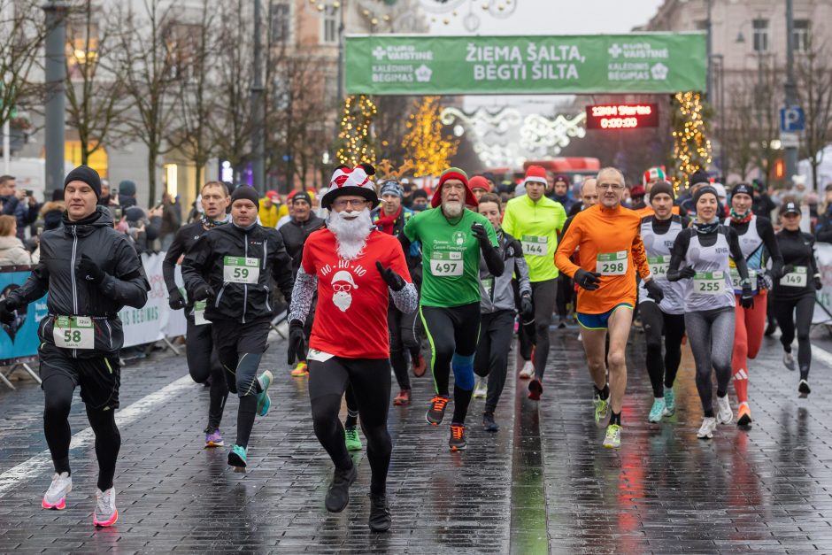 Vilniuje surengtame šventiškame bėgime gera nuotaika dalijosi šimtai pasipuošusių bėgikų