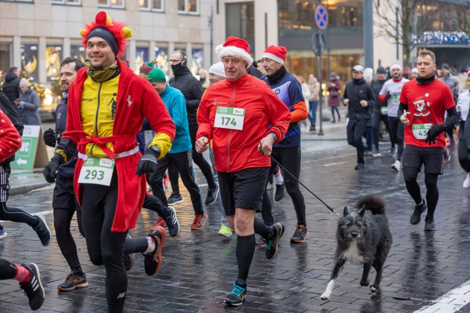 Vilniuje surengtame šventiškame bėgime gera nuotaika dalijosi šimtai pasipuošusių bėgikų