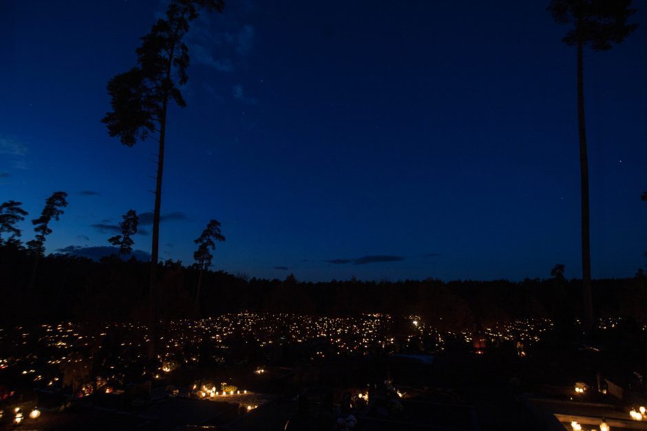 Kapinės virto žvakučių jūromis