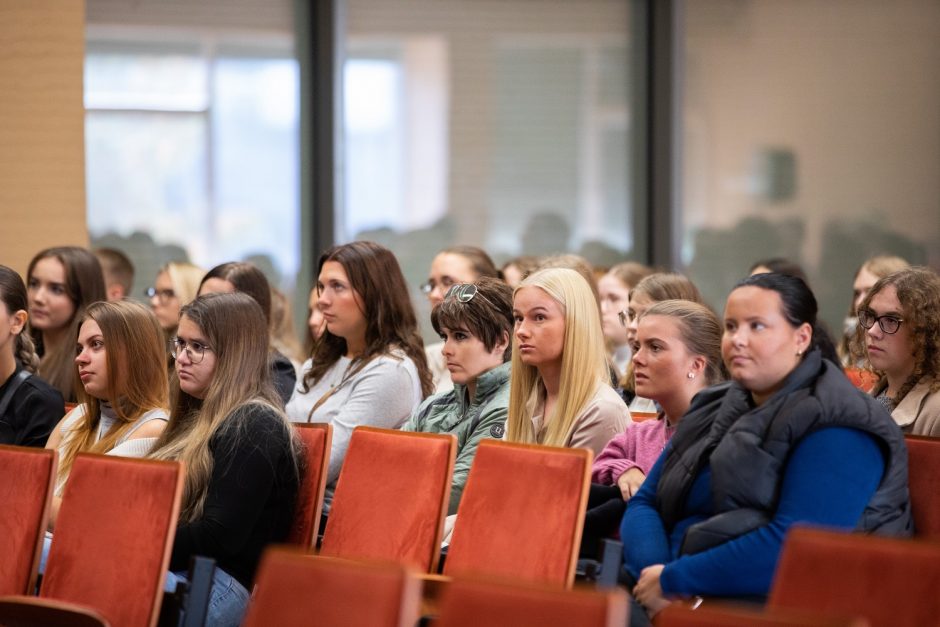 LSMU pirmakursiams įteikti balti chalatai: tai – atsakomybės ir naujo gyvenimo etapo simbolis