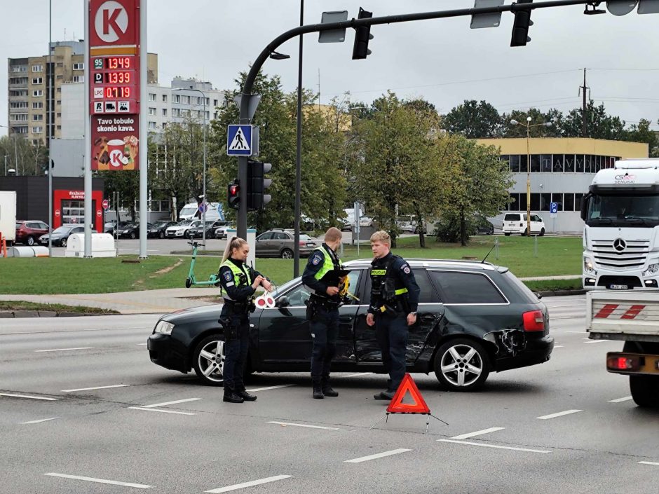 Judrioje Kauno sankryžoje eismą paralyžiavo avarija