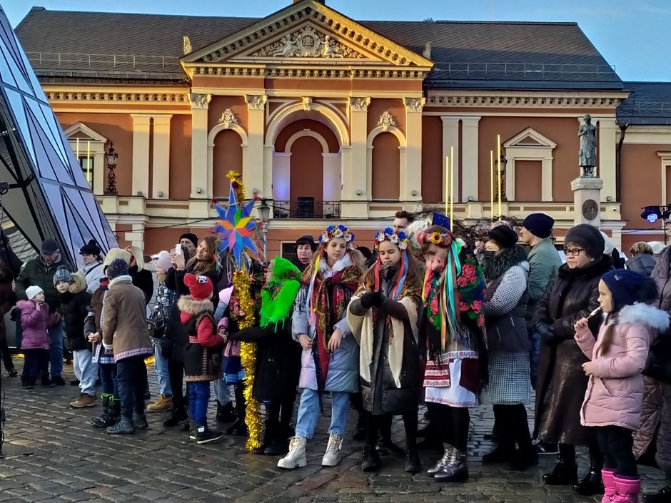 Teatro aikštėje suskambo kitataučių giesmės