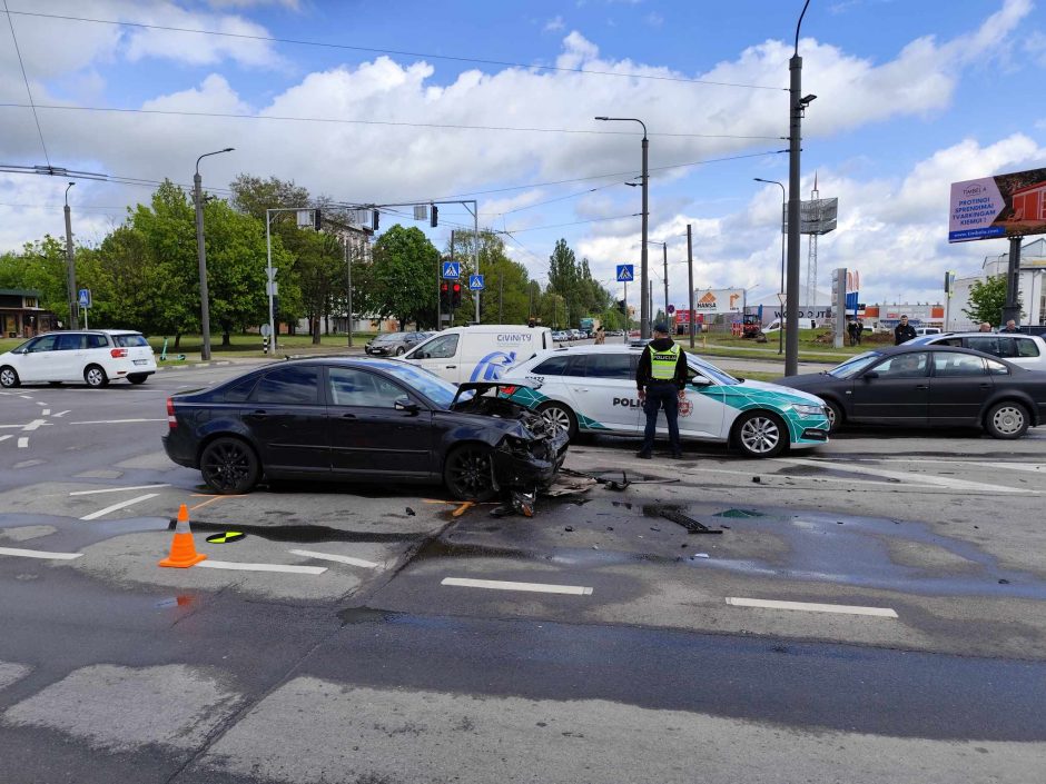 Nufilmuota: „Volvo“ rėžėsi į skubančių paramedikų automobilį