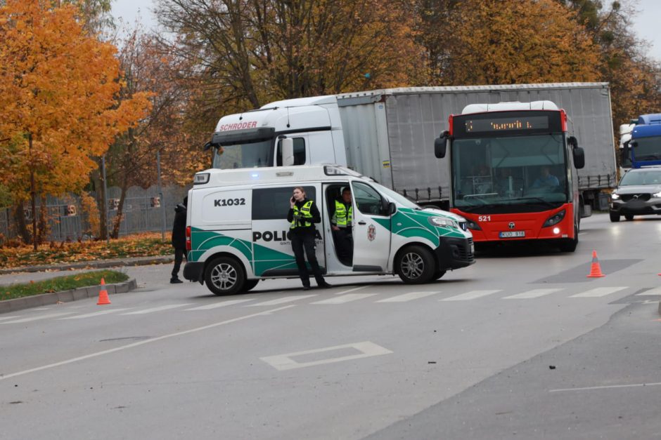 Siaubas Elektrėnų gatvėje: BMW vairuotojas rėžėsi į stotelę – sužeisti trys žmonės