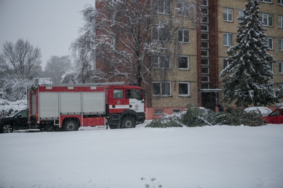 Gausus sniegas ugniagesiams nepašykštėjo darbų – Kauną ir rajoną vadavo iki paryčių