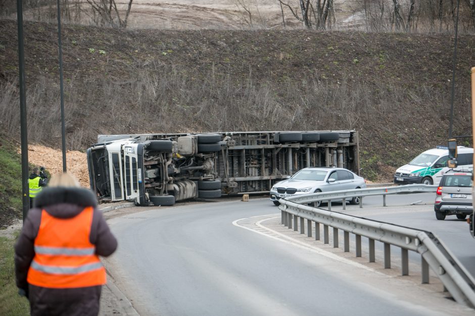 Per Amalių tunelį nepravažiuosite: traukiant apvirtusį vilkiką bus uždarytas eismas