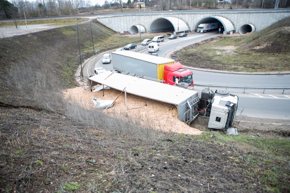 Per Amalių tunelį nepravažiuosite: traukiant apvirtusį vilkiką bus uždarytas eismas