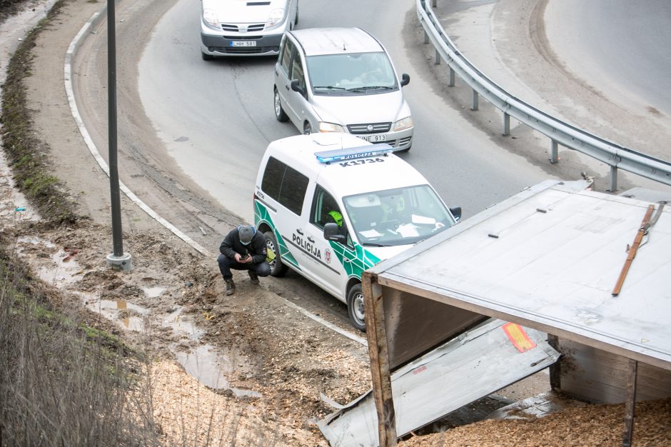 Per Amalių tunelį nepravažiuosite: traukiant apvirtusį vilkiką bus uždarytas eismas