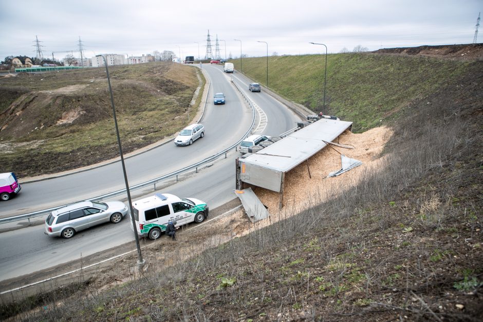 Per Amalių tunelį nepravažiuosite: traukiant apvirtusį vilkiką bus uždarytas eismas