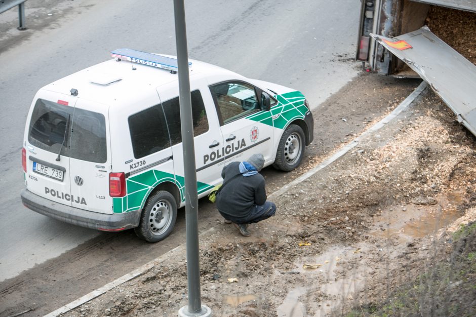 Per Amalių tunelį nepravažiuosite: traukiant apvirtusį vilkiką bus uždarytas eismas