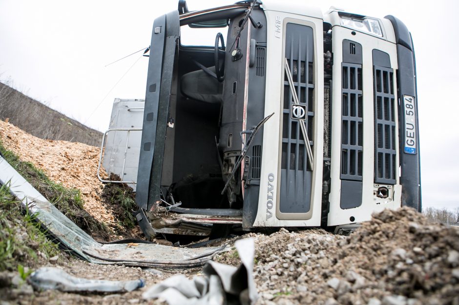 Per Amalių tunelį nepravažiuosite: traukiant apvirtusį vilkiką bus uždarytas eismas