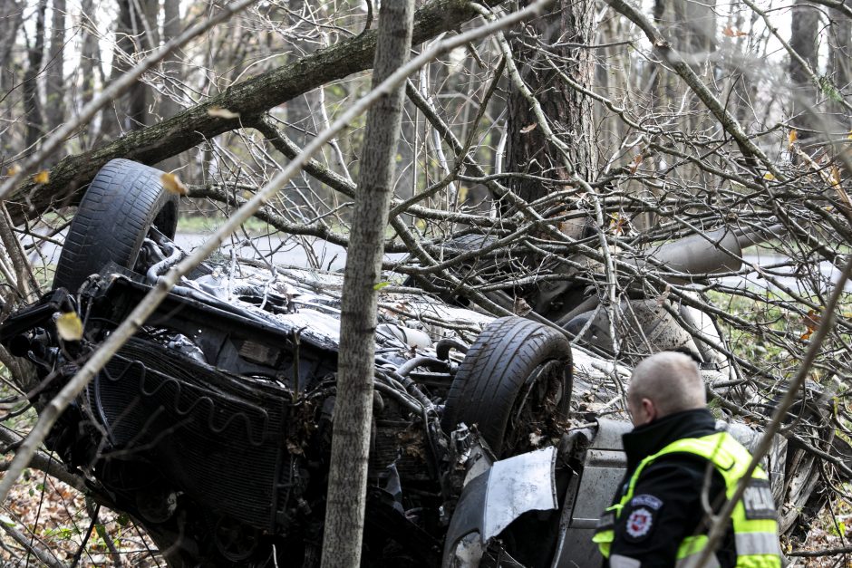 Tragedija Kauno rajone: apsivertus automobiliui, žuvo keleivis