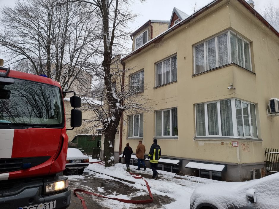 Aliarmas Trakų gatvėje: užkūrus retai naudojamą židinį, daugiabučio kaminas ėmė spjaudytis ugnimi