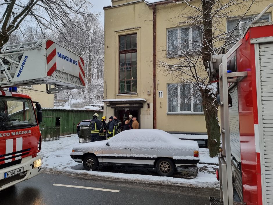 Aliarmas Trakų gatvėje: užkūrus retai naudojamą židinį, daugiabučio kaminas ėmė spjaudytis ugnimi