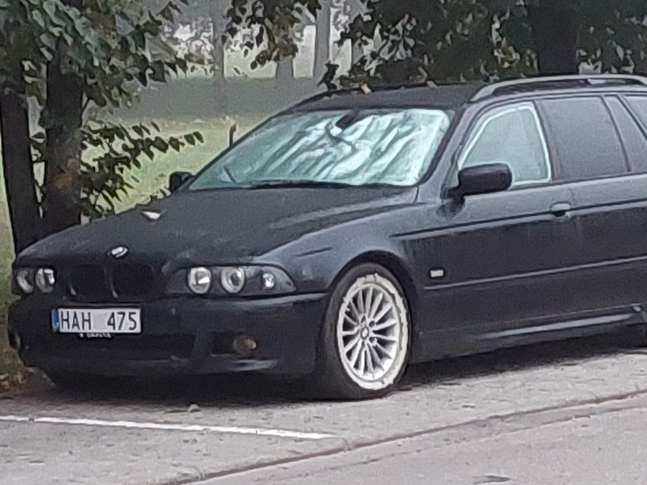 Du BMW vienodais numeriais – policijos akiratyje