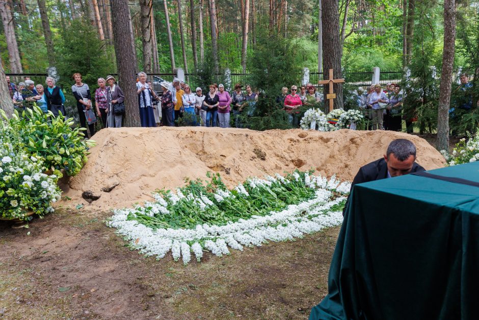 Kaune amžinojo poilsio atgulė A. Adamkienė: ji dovana nuo Dievo mums