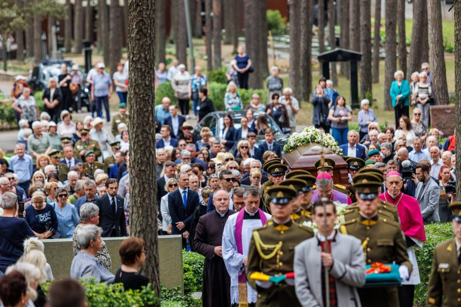 Kaune amžinojo poilsio atgulė A. Adamkienė: ji dovana nuo Dievo mums