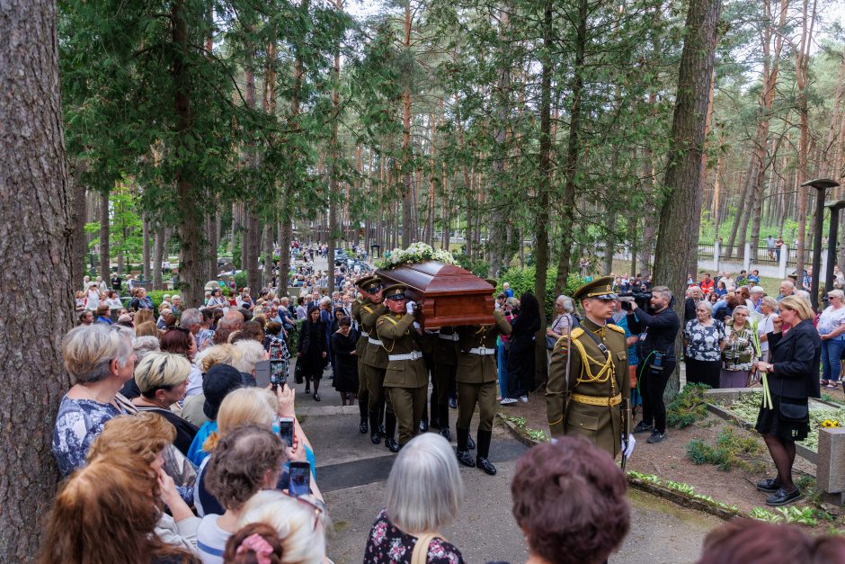 Kaune amžinojo poilsio atgulė A. Adamkienė: ji dovana nuo Dievo mums