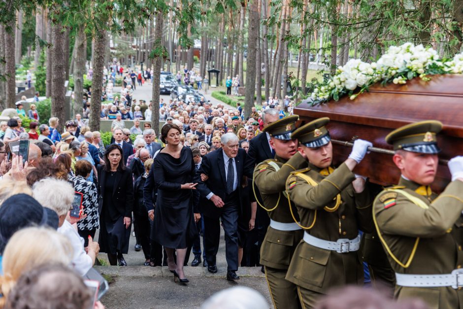 Kaune amžinojo poilsio atgulė A. Adamkienė: ji dovana nuo Dievo mums