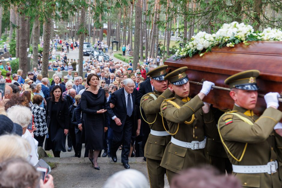 Kaune amžinojo poilsio atgulė A. Adamkienė: ji dovana nuo Dievo mums