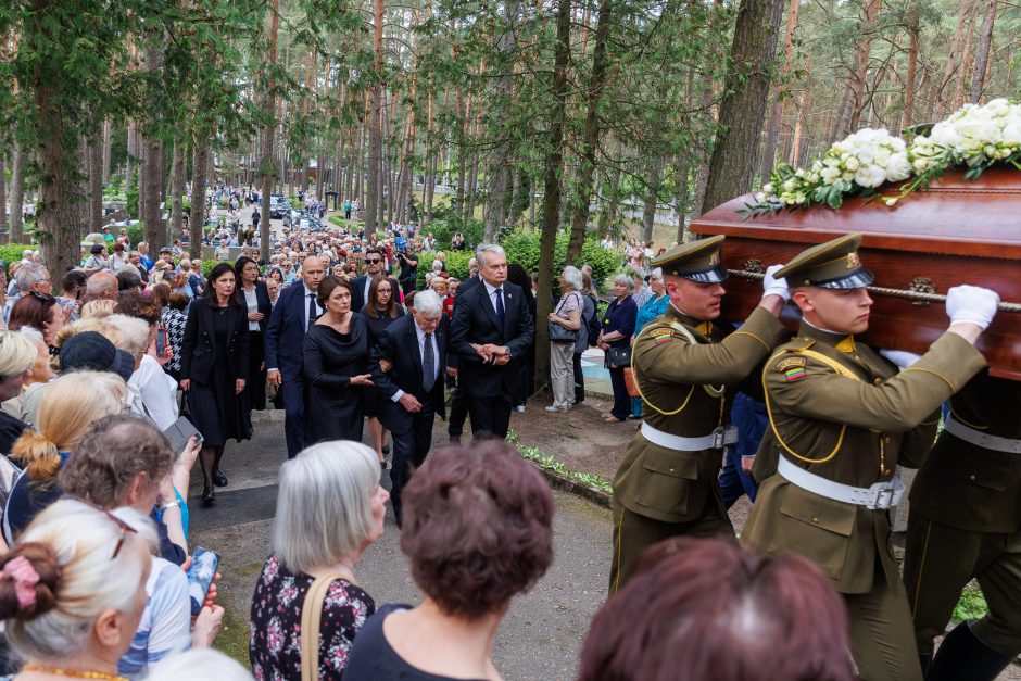 Kaune amžinojo poilsio atgulė A. Adamkienė: ji dovana nuo Dievo mums