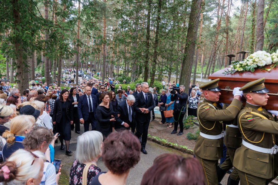 Kaune amžinojo poilsio atgulė A. Adamkienė: ji dovana nuo Dievo mums