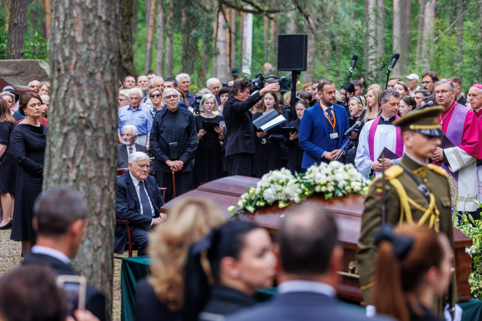 Kaune amžinojo poilsio atgulė A. Adamkienė: ji dovana nuo Dievo mums