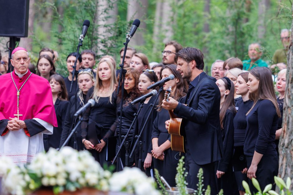 Kaune amžinojo poilsio atgulė A. Adamkienė: ji dovana nuo Dievo mums